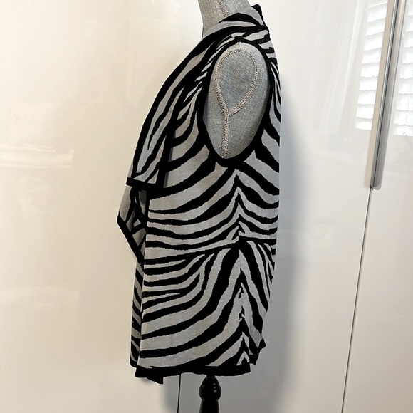 AUGUST SILK Drape Open Sleeveless Vest Animal Print, Size S - Picture 3 of 10